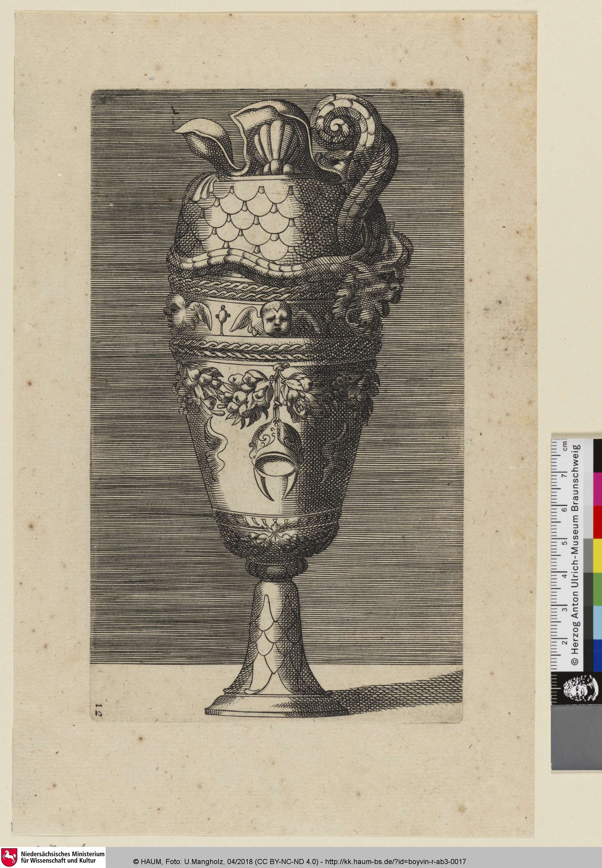 [Vase mit Girlande aus Blättern und Früchten, darunter ein Helm], René Boyvin