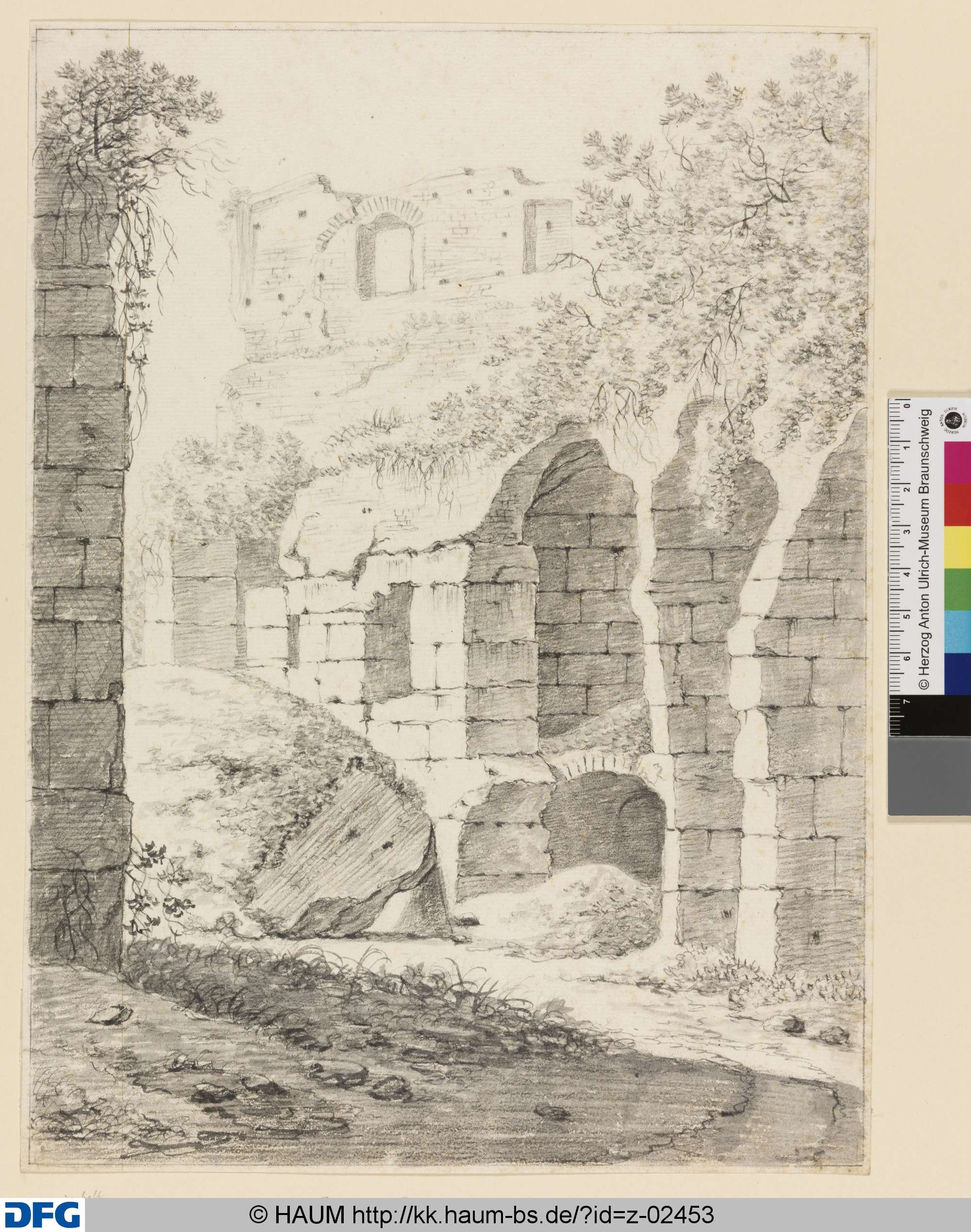 Bewachsene Ruine eines antiken Gebäudes